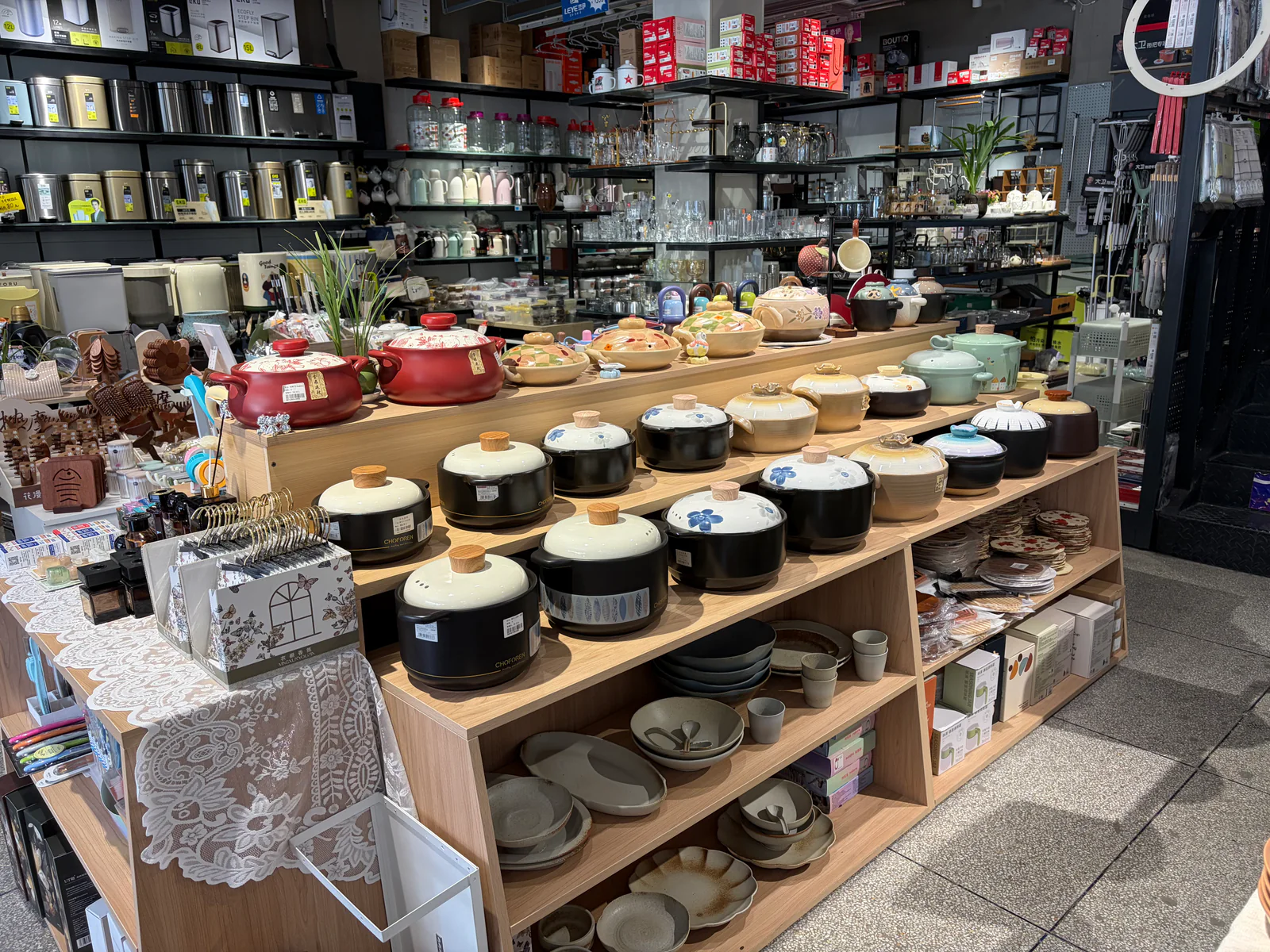 店内整齐陈列的砂锅、炖锅和碗盘